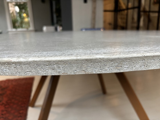 Image 1 of Mooie betonnen ronde eettafel met stalen frame 