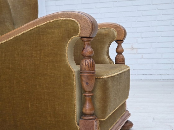 Image 1 of Fauteuil danois des années 1960, velours vert, bois de chêne massif sculpté.