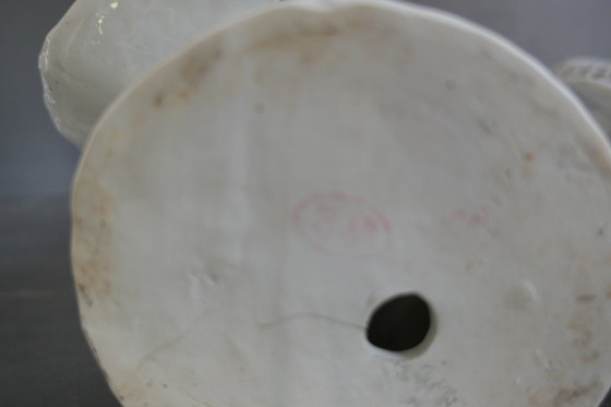 Image 1 of Service à poissons vintage en porcelaine blanche, représentant des carpes koï.