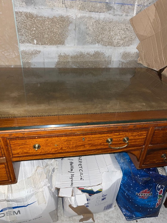 Image 1 of Maple & Co Prachtig Edwardiaans bureau van satijnhout met kruisbanden van walnoothout