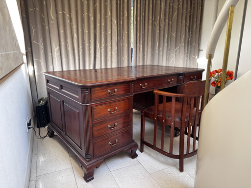 Magnifique bureau double en acajou de style ancien avec revêtement en cuir