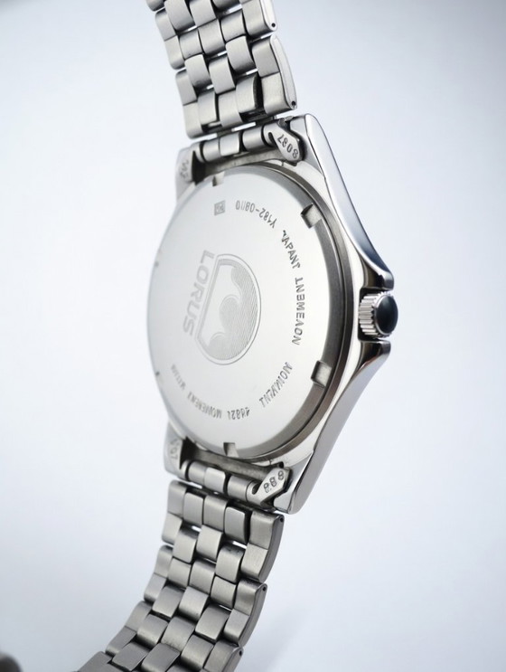 Image 1 of Reloj Lorus Titanium para hombre: ligero, resistente e impermeable.