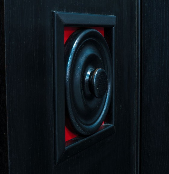 Image 1 of Groot, brutalistisch highboard in De Coene-stijl uit het midden van de 20e eeuw, zwart met rode accenten. België, jaren 60.