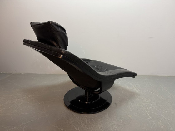 Image 1 of Skandinavisches Mid-Century-Design: Lounge-Sessel „Move“ aus schwarzem Leder mit passendem Hocker.