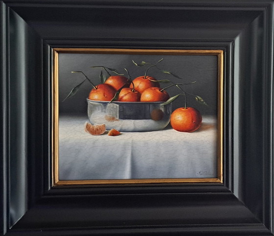 Image 1 of stilleven met sinaasappelen in zilveren schaal