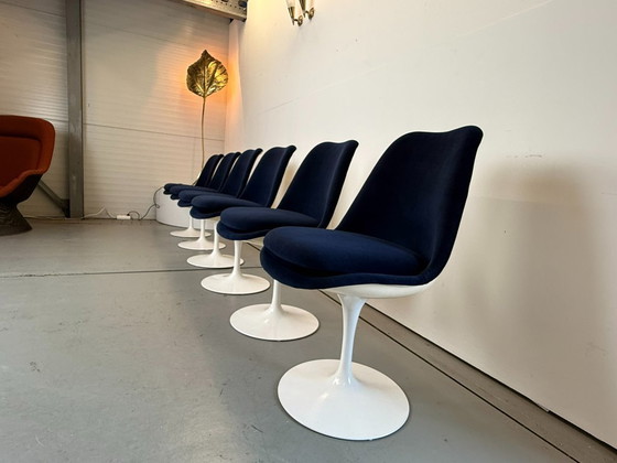 Image 1 of 6 sedie Seat Side rivestite in velluto blu, disegnate da Eero Saarinen per Knoll nel 1970.