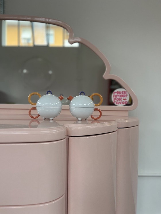 Image 1 of Lichtroze gelakte ladekast