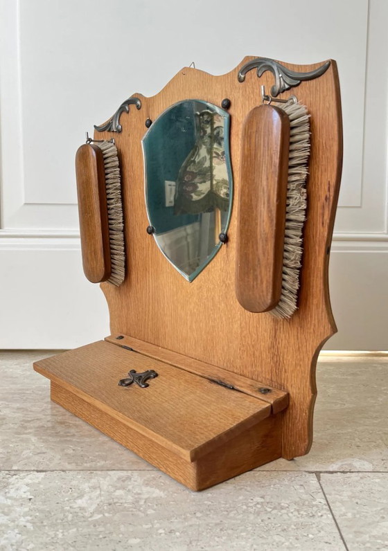 Image 1 of Specchio da parete vintage in legno con spazzole per vestiti e cassetto porta chiavi – circa anni '30
