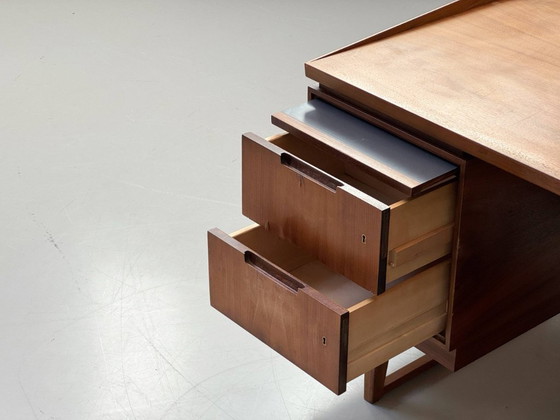 Image 1 of Elegante escritorio de mediados de siglo en nogal, década de 1960.