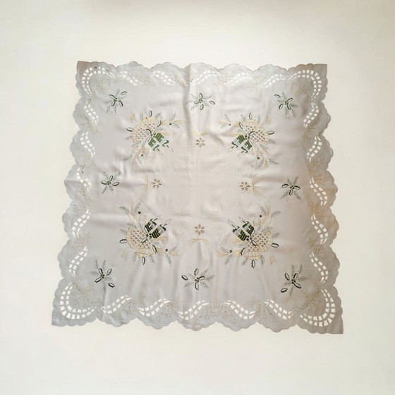 Image 1 of 80er Jahre Vintage Weihnachts-Tischdecke – Weiß mit grün-goldenem Dekor, Polyester