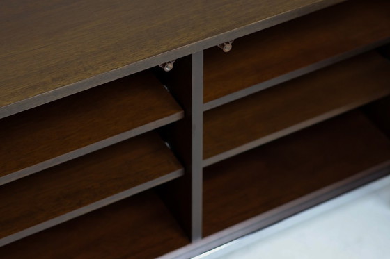 Image 1 of Florence Knoll Sideboard aus Walnussholz, Mid-Century Modern, Aufbewahrungsmöbel für Vorstandssitzungsräume