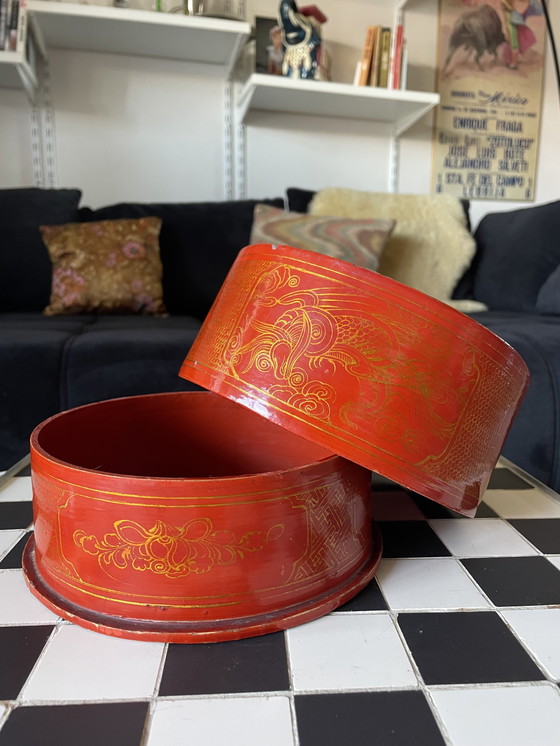 Image 1 of Rot und Gold lackierte Holzkiste 19. Jahrhundert