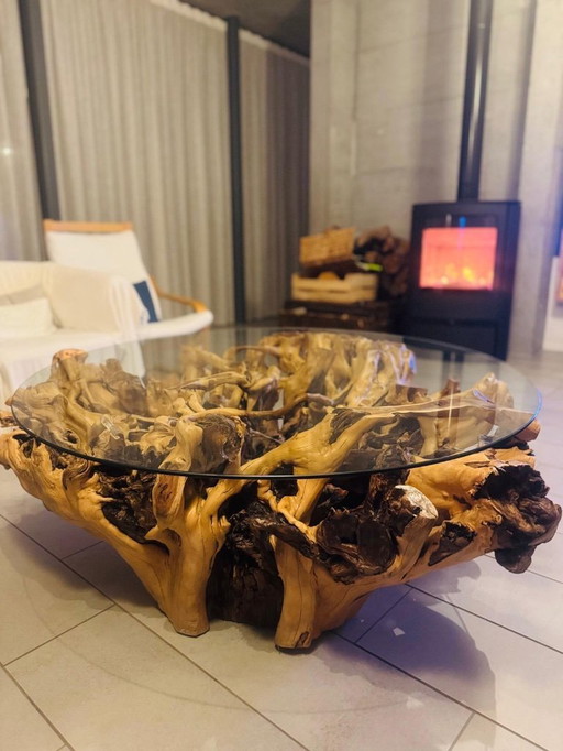 Mesa de centro hecha a mano a partir de un tocón de tejo