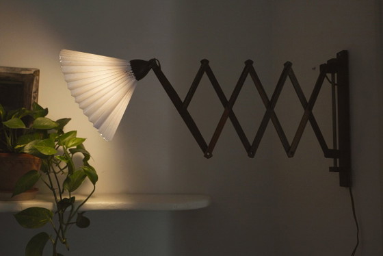 Image 1 of Wandlamp in schaarvorm uit het midden van de 20e eeuw, Scandinavische accordeonlamp, verstelbare houten wandlamp met stekker.