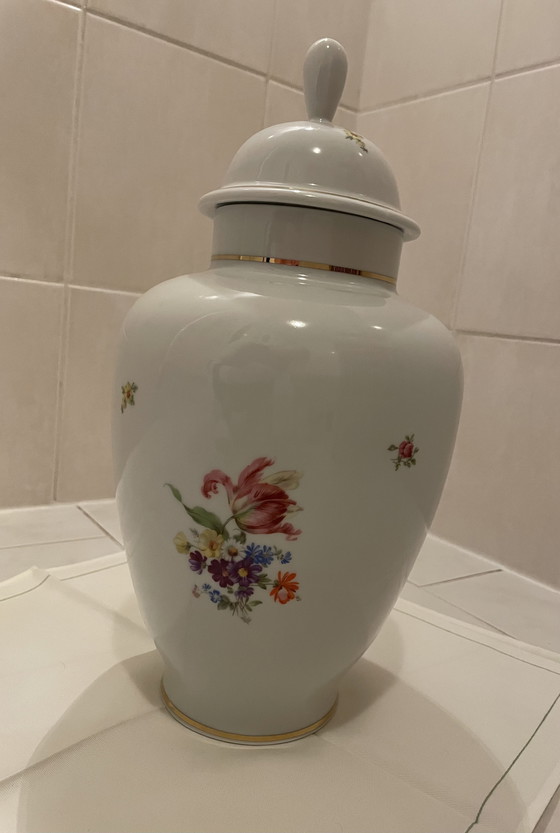 Image 1 of Jarrón alto de porcelana noble con tapa/decoración H 37 cm en blanco de Crown Regent