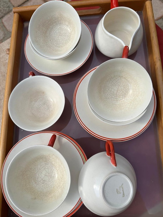 Image 1 of Set van 7 aardewerken kopjes, 5 schotels en 1 melkkan. Gemerkt met afbeelding van een springend hert en het woord 'Holland'.    