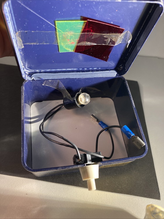 Image 1 of Statuetta in vetro eglomizzato raffigurante Cristo che regge il Sacro Cuore, XIX secolo