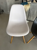 4 chaises d'appoint en plastique Vitra Eames DSW RE,