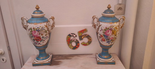 Magnifique Paire (Set de 2) Vases Couverts Style Sèvres – Peints à la Main & Signés