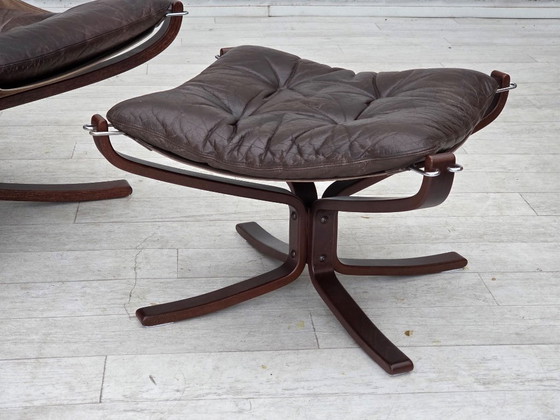 Image 1 of Jaren 70, Noors ontwerp van Sigurd Ressel, loungestoel met voetenbank, model "Falcon".