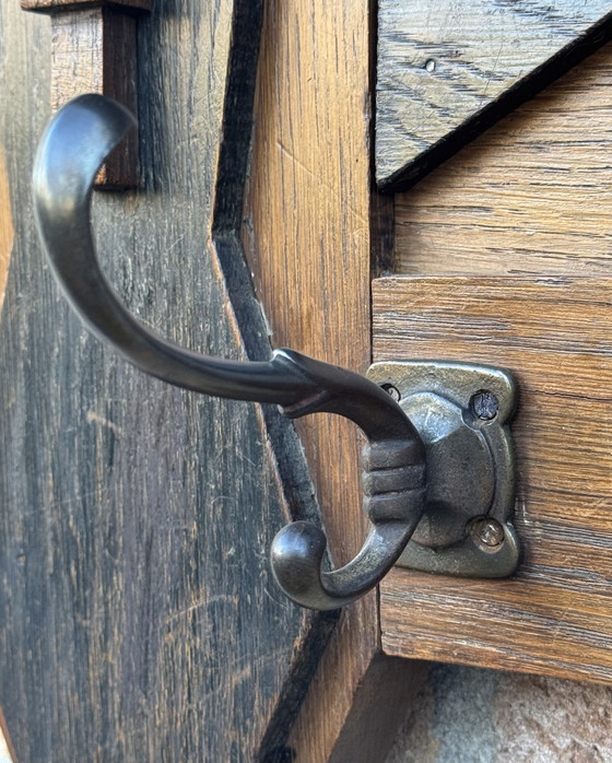 Image 1 of Porte-manteau de l'école d'Amsterdam | vers 1920 | Chêne massif | Une pièce qui attire tous les regards