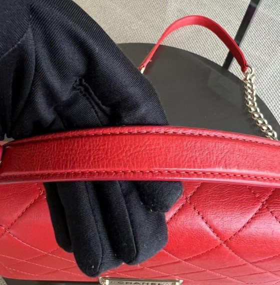 Image 1 of Borsa Chanel Medium Label Click Flap in pelle di vitello trapuntata e martellata, colore rosso, con finiture dorate, serie 24.