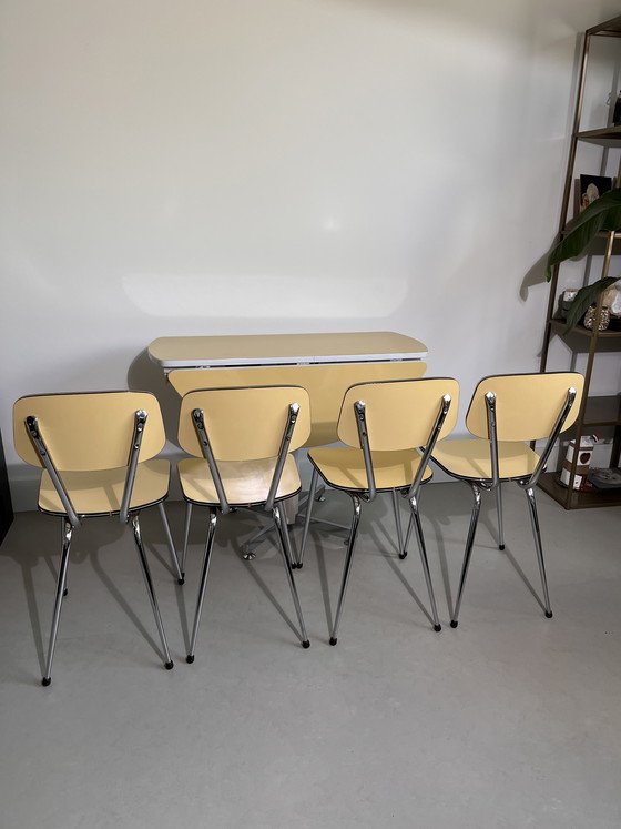 Image 1 of Tavolo in formica color giallo burro con 4 sedie