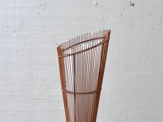 Image 1 of Franse vloerlamp van lichtgekleurd rotan en bamboe, jaren 60/70.