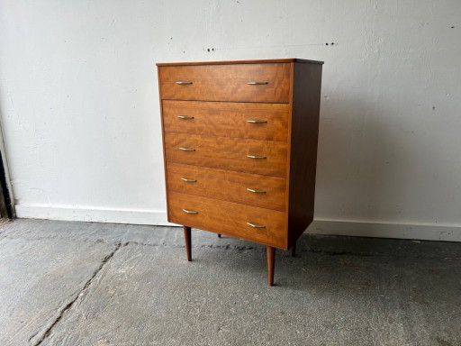 Vintage ladekast van notenhout met messing handgrepen uit het midden van de 20e eeuw, jaren 1950-1960.