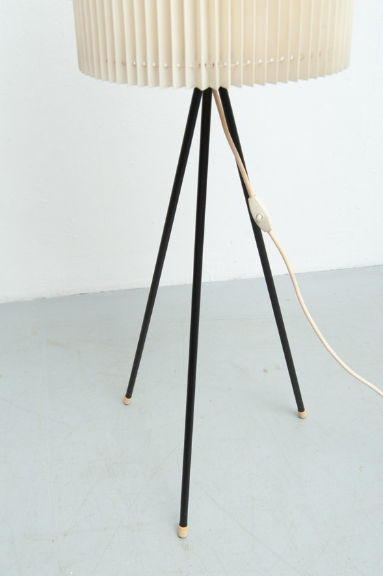 Image 1 of Stativ mit plissiertem Kunststoffschirm, 1950er Jahre