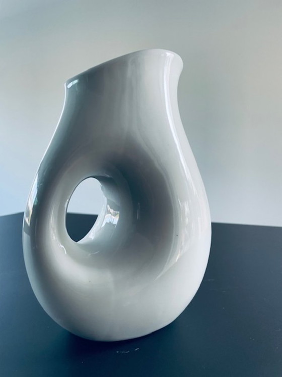 Image 1 of Carafe en céramique au design moderne avec ouverture sculpturale