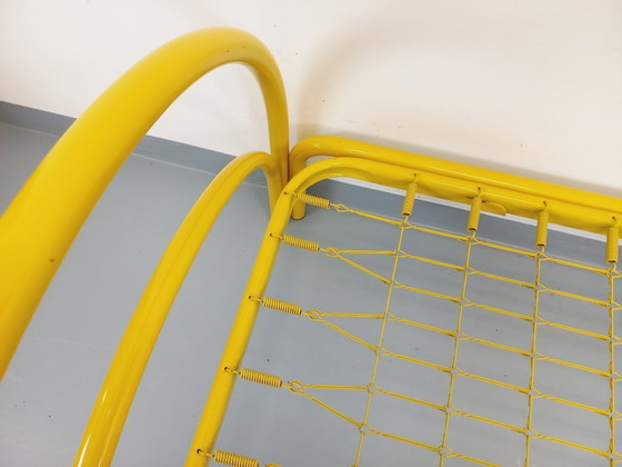 Image 1 of Twee vintage Italiaanse Maretto Marflex stapelbedden van geel metaal uit de jaren 80.