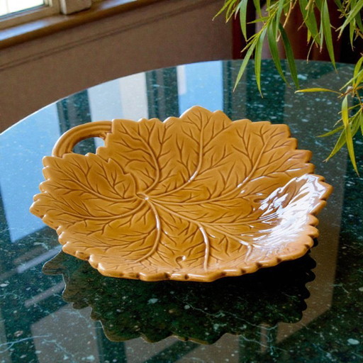 Grote vintage sieradenbak van okerkleurig aardewerk met bladmotief.