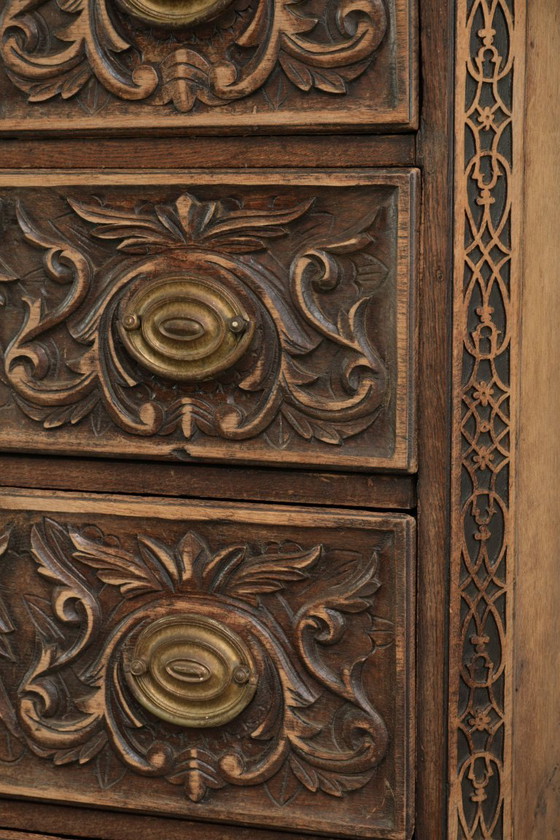 Hermosa cómoda inglesa de roble ricamente tallada del siglo XVIII con detalles únicos y una hermosa pátina (photo 12 of 15)