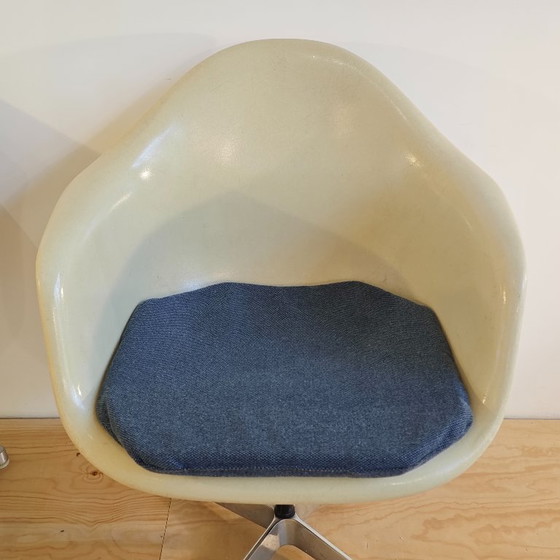 Image 1 of Vintage fiberglass bureau stoelen Herman Miller Eames