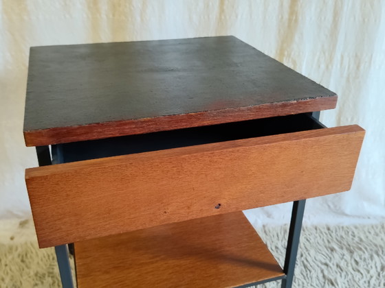 Modernist bedside table in wood and metal - 50s/60s (photo 9 of 10)