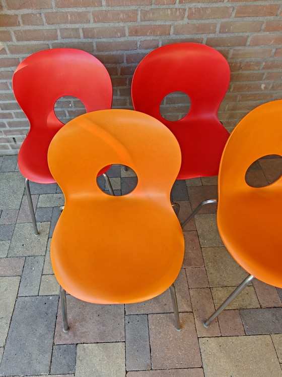 Silla apilable Rexite Olivia de 4 patas, 4 piezas, diseño de Raul Barbieri, naranja y rojo. (photo 7 of 11)