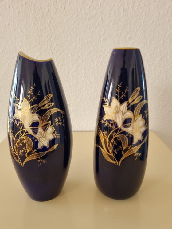 Image 1 of Limburgse porseleinen vazen ​​(2x) – kobaltblauw met gouden lelies – vintage, made in Germany