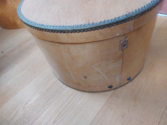 Image 1 of Scatola per cappelli vintage con finiture decorative.