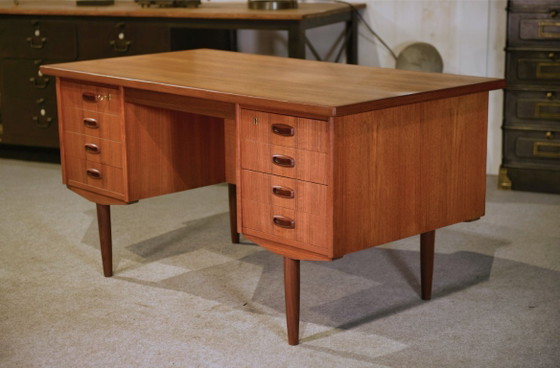 Image 1 of Skandinavischer Teak-Schreibtisch, hergestellt von Samcom Dänemark in den 1960er Jahren