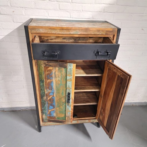 Armoire industrielle en bois recyclé