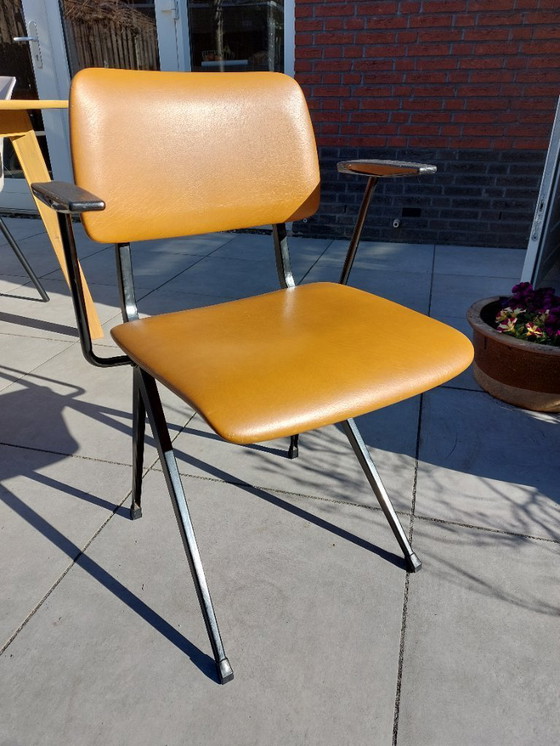 Image 1 of Marko Spa Chair 201 avec accoudoirs et revêtement en skaï