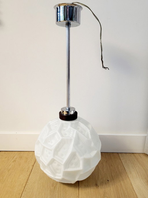 Vintage hanglamp, vermoedelijk Peill & Putzler, opaline glas met reliëf, jaren 1960