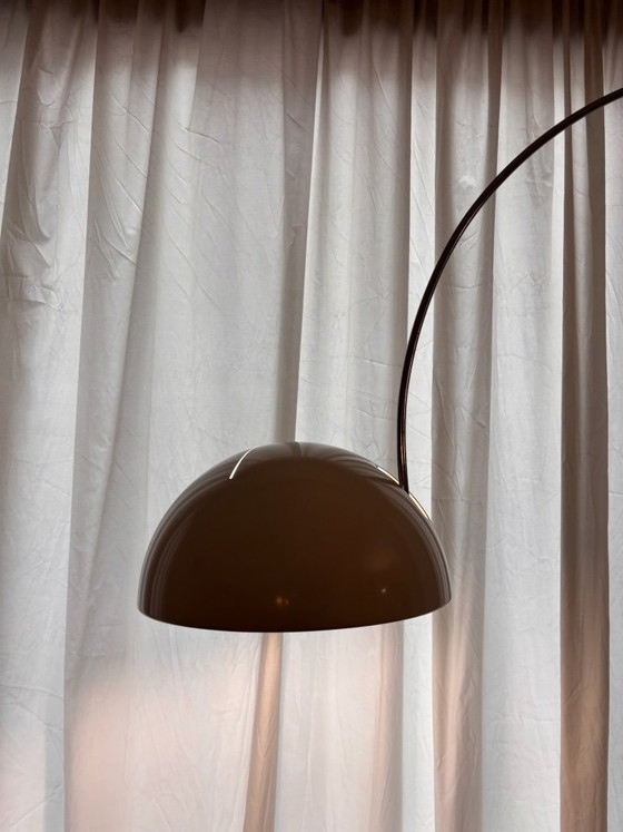 Image 1 of Lampada da terra Coupé Ad Arco Joe Colombo per Oluce, design vintage in cromo bianco