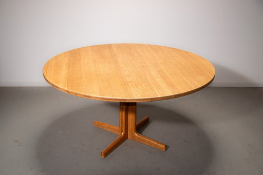 Table ronde en chêne danois Circa. 1980.