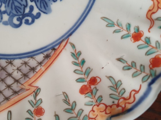 Image 1 of Due piatti giapponesi Imari (vaso di fiori e crisantemo), circa 1900.
