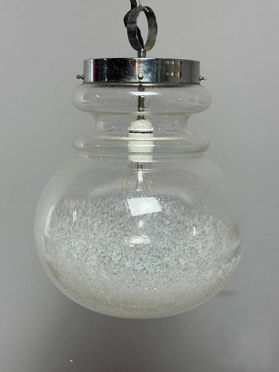 Grande suspension design, verre blanc à motif moucheté et structure chromée, années 1960 – Lampes, Glass (photo 4 of 9)