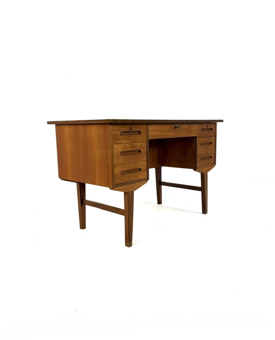 Image 1 of Vintage vrijstaand Deens teakhouten bureau ‘60