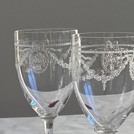 Image 1 of 6 antieke wijn- of waterglazen op voet van gegraveerd kristal.