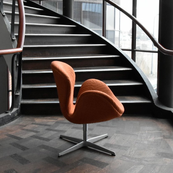 Image 1 of Fritz Hansen Schwanenstuhl